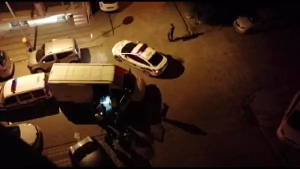 Sultangazi'de bekçilerden kaçarken kaza yapan minibüsten 45 kaçak göçmen çıktı Sultangazi'de bekçilerden kaçarken kaza yapan minibüsten 45 kaçak göçmen çıktı
