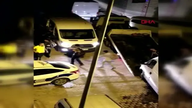 SULTANGAZİ'DE BEKÇİLERDEN KAÇARKEN KAZA YAPAN MİNİBÜSTEN 45 KAÇAK GÖÇMEN ÇIKTI SULTANGAZİ'DE BEKÇİLERDEN KAÇARKEN KAZA YAPAN MİNİBÜSTEN 45 KAÇAK GÖÇMEN ÇIKTI