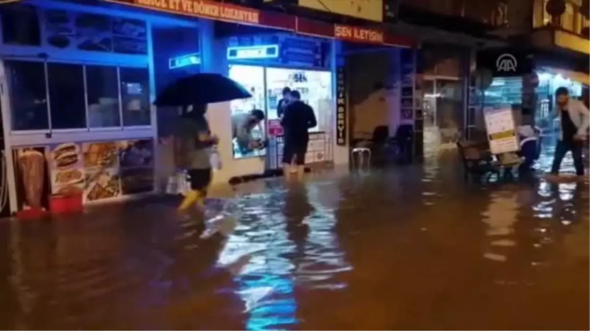 Terme'de Dükkanlar Su Altında