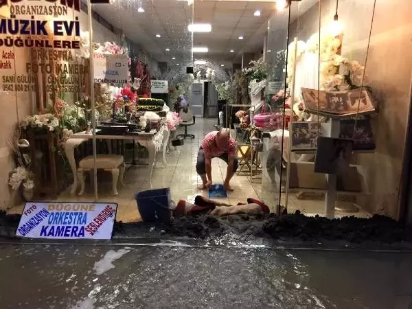 Terme'de sağanak etili oldu, 500 fındık işçi tahliye edildi Terme'de sağanak etili oldu, 500 fındık işçi tahliye edildi