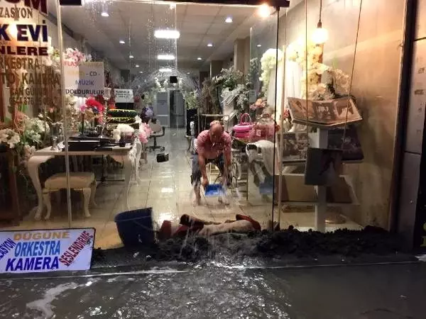Terme'de sağanak etili oldu, 500 fındık işçi tahliye edildi Terme'de sağanak etili oldu, 500 fındık işçi tahliye edildi
