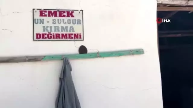 20 yıldır işlettiği değirmende köylünün buğdayını kırıyor