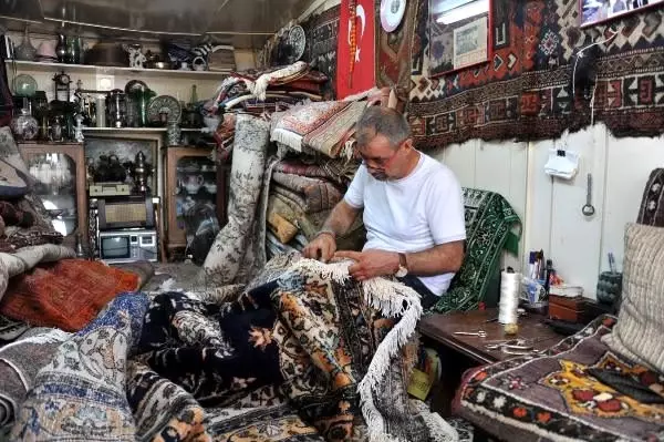 32 yıldır halı tamiriyle evini geçindiriyor