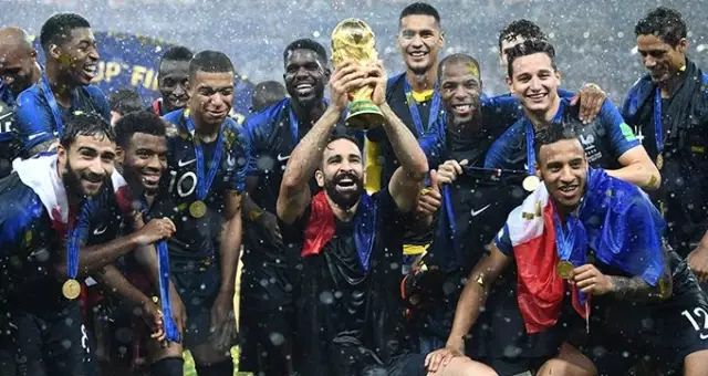 Adil Rami, Fenerbahçe için İstanbul'a geldi!