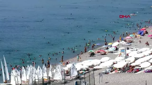 ANTALYA'DA SICAK HAVA BUNALTTI, SAHİLLER DOLDU