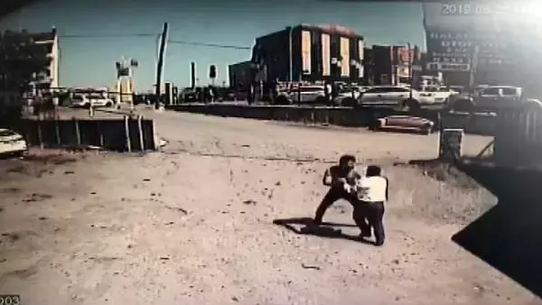 Arnavutköy'de aracı çekilen sürücü, 1'i polis 3 kişiyi darp etti