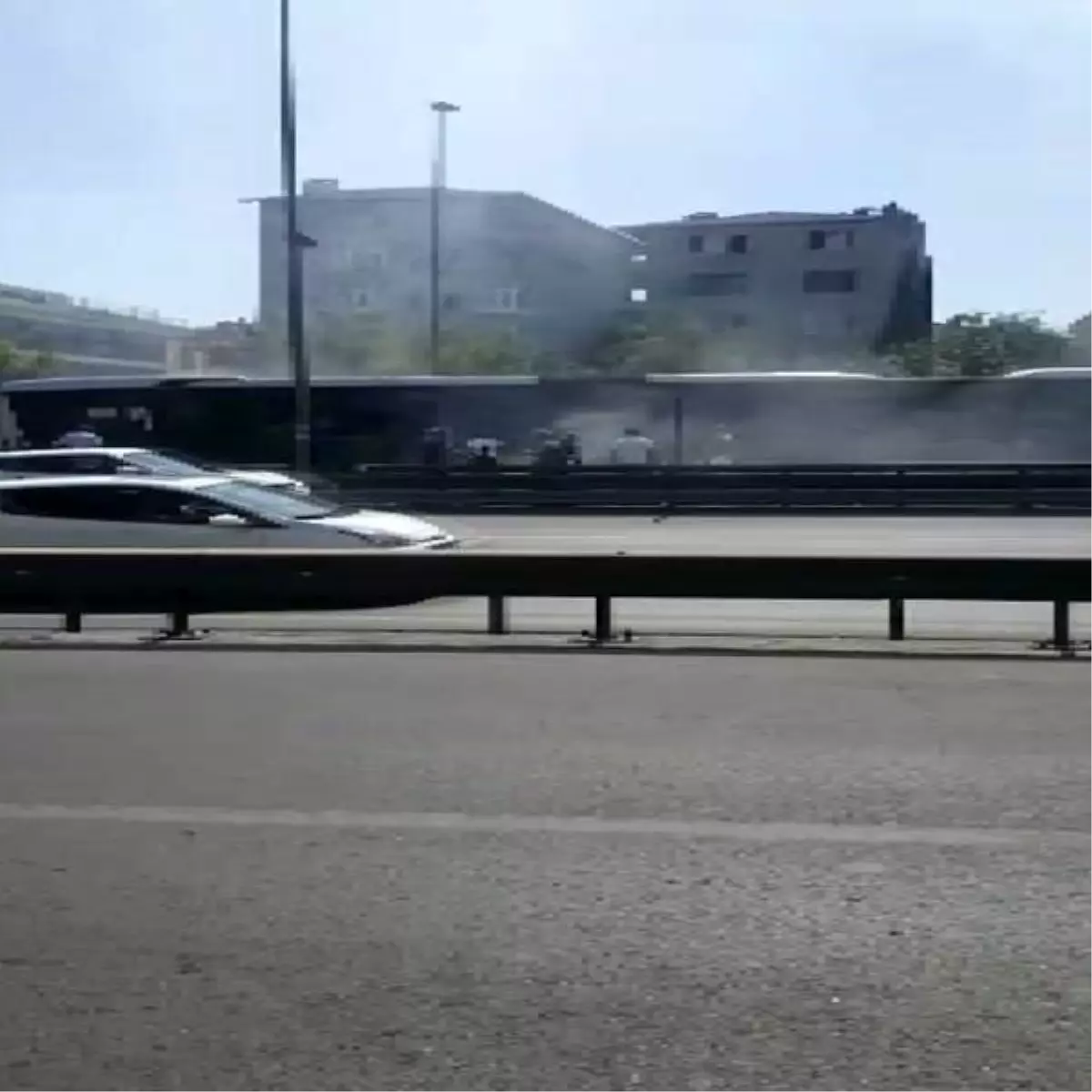 Avcılar'da metrobüs yangını