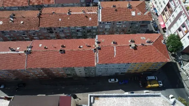 Bağcılar'da yıkılma tehlikesiyle boşaltılan bina havadan görüntülendi