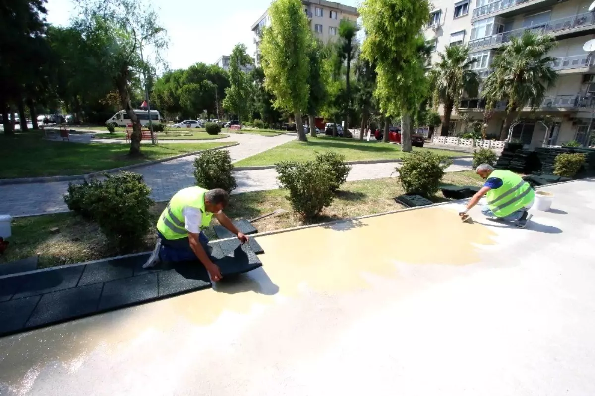 Bayraklı'da parklara kauçuk zemin