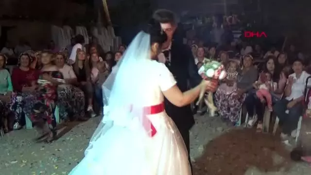 ÇANAKKALE SOSYAL MEDYADA TANIŞTILAR, İŞARET DİLİYLE ANLAŞTILAR, KÖY DÜĞÜNÜYLE EVLENDİLER ÇANAKKALE SOSYAL MEDYADA TANIŞTILAR, İŞARET DİLİYLE ANLAŞTILAR, KÖY DÜĞÜNÜYLE EVLENDİLER