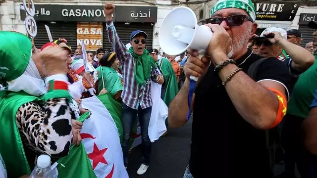 Cezayir'de konserde yaşanan izdiham sonucu 5 gencin ölmesinin ardından Kültür Bakanı istifa etti