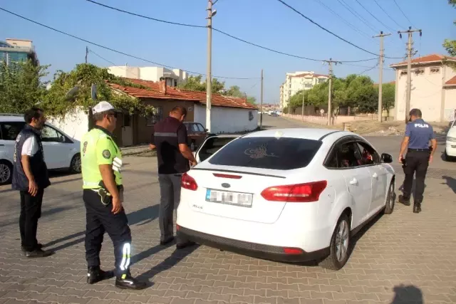 'Dur' ihtarına uymayan sürücü polis memurunu yaraladı 'Dur' ihtarına uymayan sürücü polis memurunu yaraladı