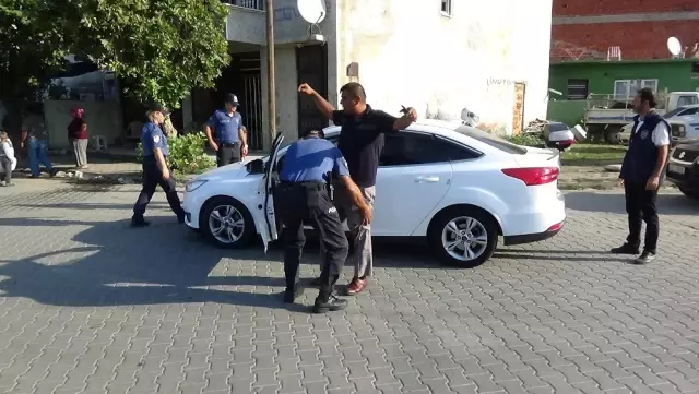 'Dur' ihtarına uymayan sürücü polis memurunu yaraladı 'Dur' ihtarına uymayan sürücü polis memurunu yaraladı