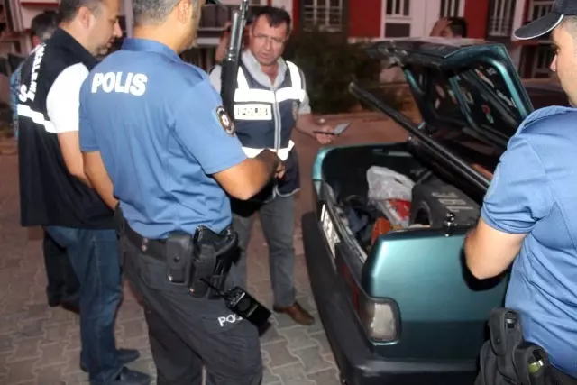 'Dur' ihtarına uymayan sürücü polis memurunu yaraladı 'Dur' ihtarına uymayan sürücü polis memurunu yaraladı