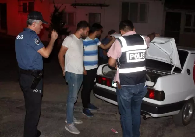 'Dur' ihtarına uymayan sürücü polis memurunu yaraladı 'Dur' ihtarına uymayan sürücü polis memurunu yaraladı