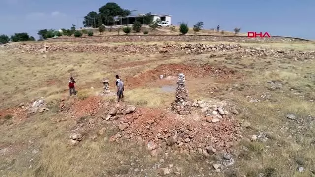 ELAZIĞ 'KULLUK' GELENEĞİNİN SÜRDÜRÜLDÜĞÜ KÖYE 'SEMAH' HEYKELİ -1 ELAZIĞ 'KULLUK' GELENEĞİNİN SÜRDÜRÜLDÜĞÜ KÖYE 'SEMAH' HEYKELİ -1
