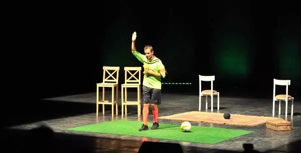 Erkan Kolçak Köstendil, oyununun gelirlerini Bursaspor'a bağışladı Erkan Kolçak Köstendil, oyununun gelirlerini Bursaspor'a bağışladı