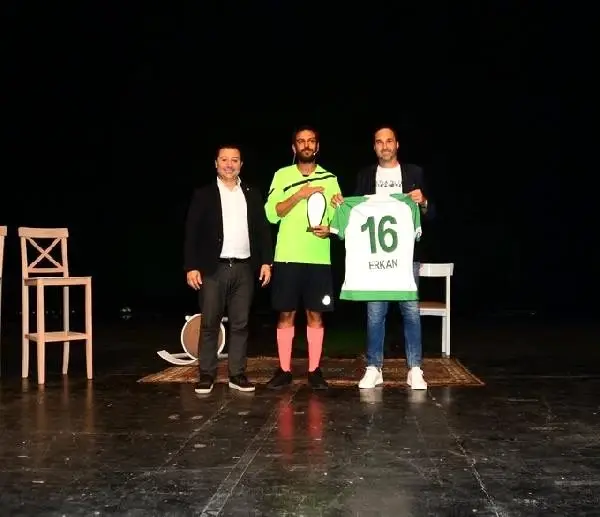 Erkan Kolçak Köstendil, oyununun gelirlerini Bursaspor'a bağışladı Erkan Kolçak Köstendil, oyununun gelirlerini Bursaspor'a bağışladı