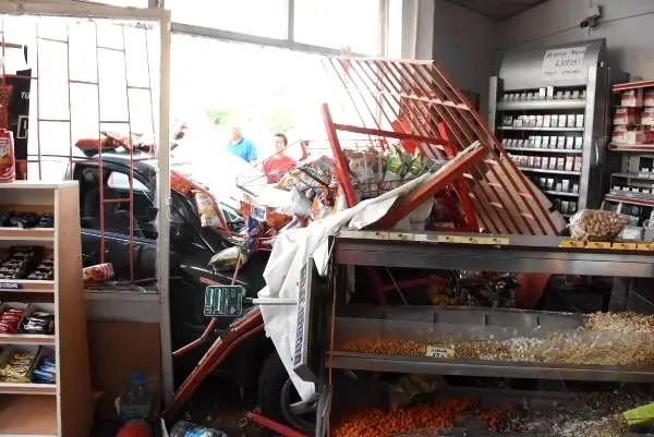 Eskişehir'de otomobil markete daldı