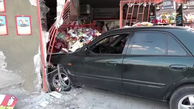 Eskişehir'de otomobil markete daldı