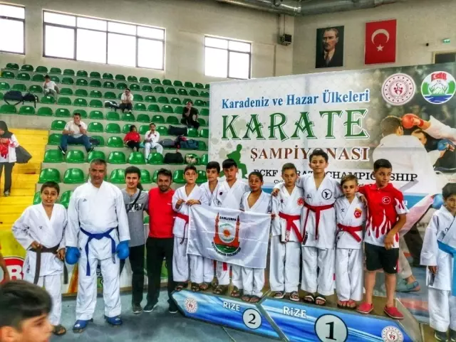 Gençler karate şampiyonasından madalyalarla döndü