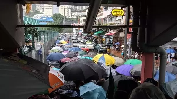 Hong kong'da protestolar, polis izni ile devam ediyor