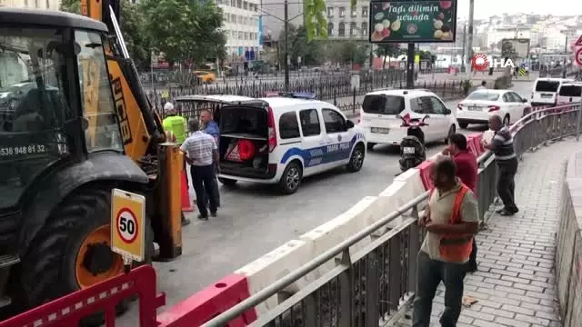 Kepçenin dişlisine saplanan motosikletli genç ağır yaralandı Kepçenin dişlisine saplanan motosikletli genç ağır yaralandı