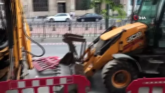 Kepçenin dişlisine saplanan motosikletli genç ağır yaralandı Kepçenin dişlisine saplanan motosikletli genç ağır yaralandı