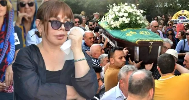 Sanatçı Sezen Aksu'nun babasını son yolculuğuna uğurladı Sanatçı Sezen Aksu'nun babasını son yolculuğuna uğurladı