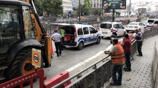 Kepçenin dişlisine saplanan motosikletli genç ağır yaralandı