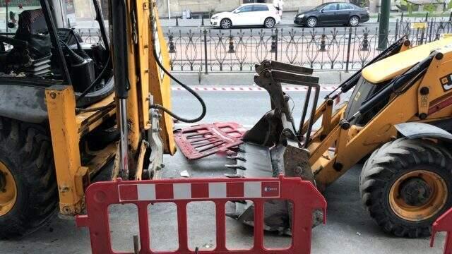 Kepçenin dişlisine saplanan motosikletli genç ağır yaralandı