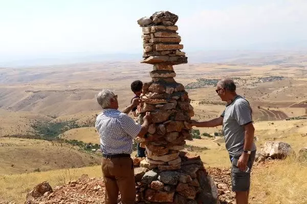 'kulluk' geleneğinin sürdürüldüğü köye 'semah' heykeli 'kulluk' geleneğinin sürdürüldüğü köye 'semah' heykeli