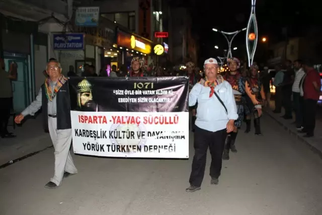 'Malazgirt şehitleri' anısına fener alayı 'Malazgirt şehitleri' anısına fener alayı