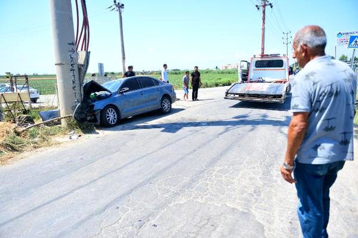 Otomobil elektrik direğine çarptı: 1 ölü, 2 yaralı