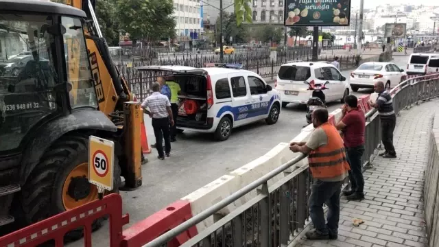 (Özel) Kazada kepçenin dişlisine saplanan motosikletli genç ağır yaralandı (Özel) Kazada kepçenin dişlisine saplanan motosikletli genç ağır yaralandı