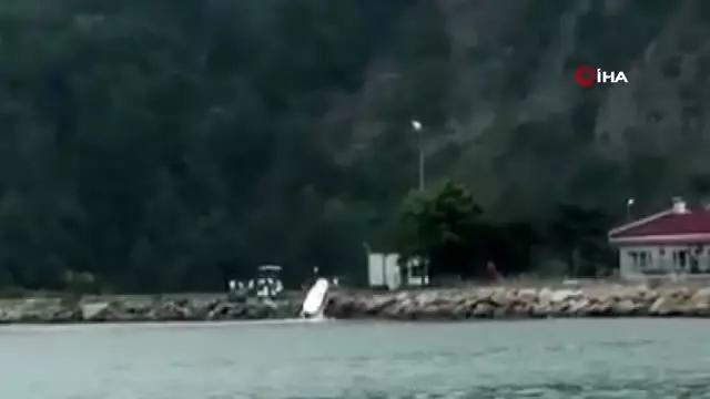 Sürücüsüz kalan sürat teknesinin askeri limana çarptığı anlar kamerada