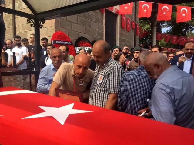 Zırhlı aracın devrilmesi ile şehit olan polis son yolculuğuna uğurlandı Zırhlı aracın devrilmesi ile şehit olan polis son yolculuğuna uğurlandı