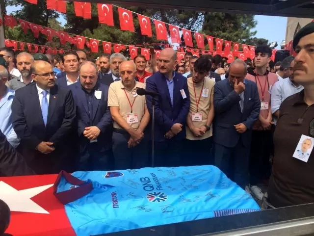 Zırhlı aracın devrilmesi ile şehit olan polis son yolculuğuna uğurlandı Zırhlı aracın devrilmesi ile şehit olan polis son yolculuğuna uğurlandı