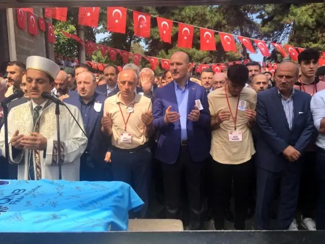 Zırhlı aracın devrilmesi ile şehit olan polis son yolculuğuna uğurlandı Zırhlı aracın devrilmesi ile şehit olan polis son yolculuğuna uğurlandı