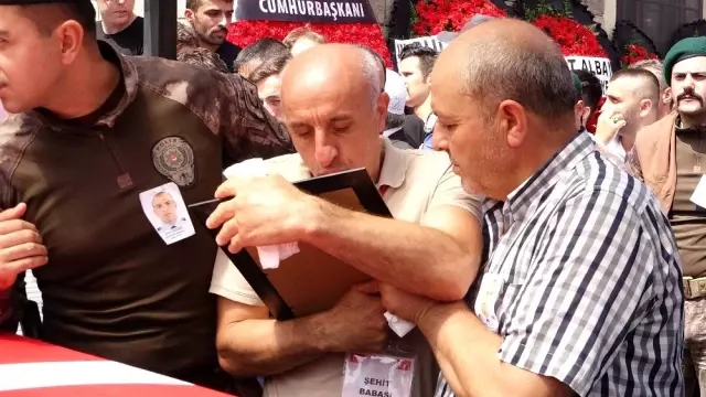 Zırhlı aracın devrilmesi ile şehit olan polis son yolculuğuna uğurlandı Zırhlı aracın devrilmesi ile şehit olan polis son yolculuğuna uğurlandı
