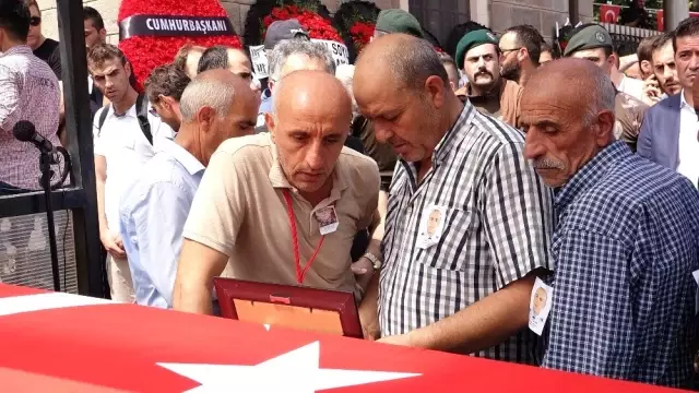 Zırhlı aracın devrilmesi ile şehit olan polis son yolculuğuna uğurlandı Zırhlı aracın devrilmesi ile şehit olan polis son yolculuğuna uğurlandı