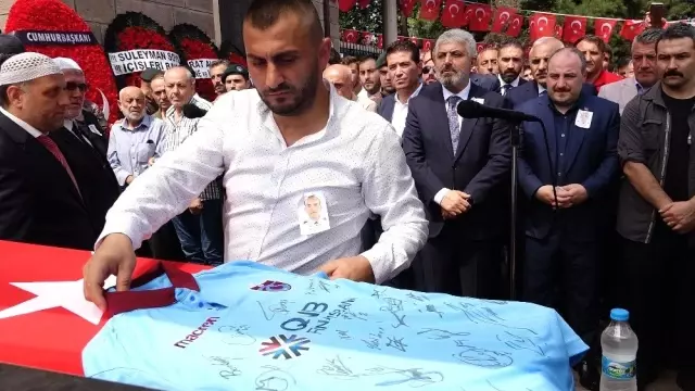Zırhlı aracın devrilmesi ile şehit olan polis son yolculuğuna uğurlandı Zırhlı aracın devrilmesi ile şehit olan polis son yolculuğuna uğurlandı
