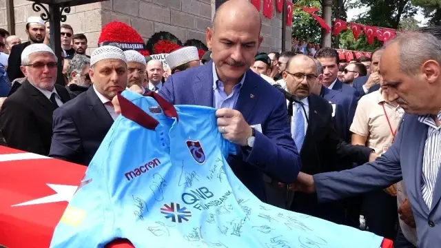 Zırhlı aracın devrilmesi ile şehit olan polis son yolculuğuna uğurlandı Zırhlı aracın devrilmesi ile şehit olan polis son yolculuğuna uğurlandı