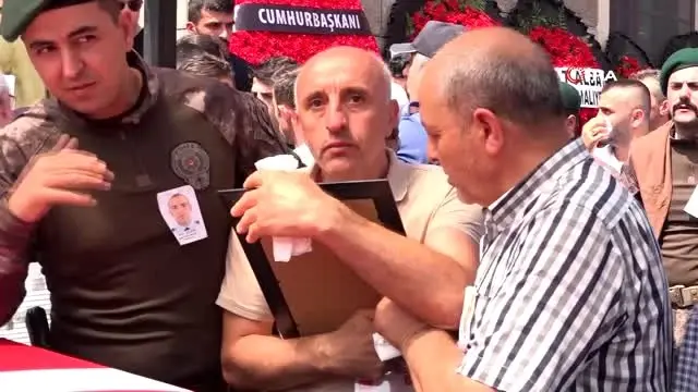 Zırhlı aracın devrilmesi sonucu şehit düşen polis memuru Akın Çelebi, son yolculuğuna uğurlandı Zırhlı aracın devrilmesi sonucu şehit düşen polis memuru Akın Çelebi, son yolculuğuna uğurlandı