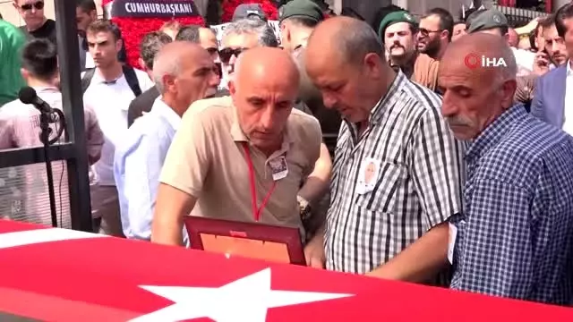 Zırhlı aracın devrilmesi sonucu şehit düşen polis memuru Akın Çelebi, son yolculuğuna uğurlandı Zırhlı aracın devrilmesi sonucu şehit düşen polis memuru Akın Çelebi, son yolculuğuna uğurlandı