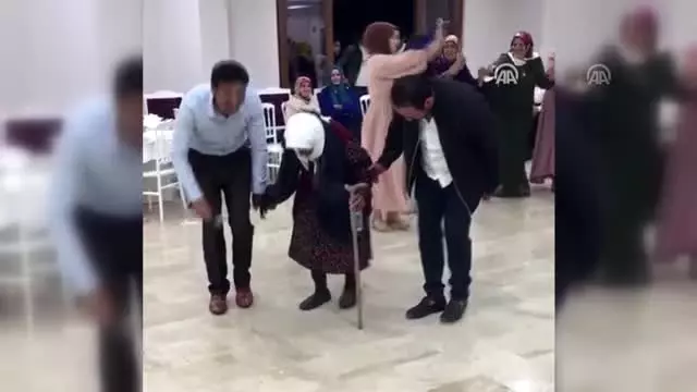 105'lik nine düğünde bastonuyla halay çekti 105'lik nine düğünde bastonuyla halay çekti