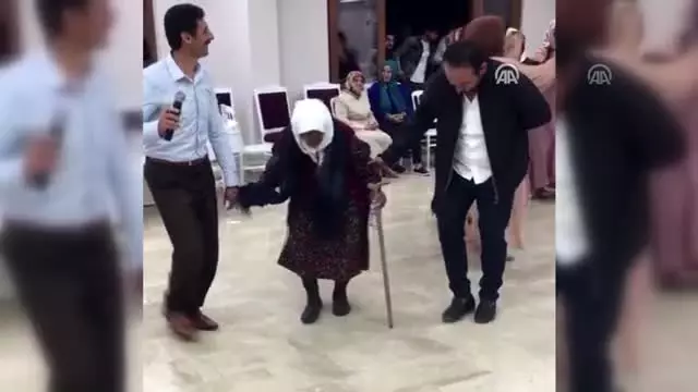 105'lik nine düğünde bastonuyla halay çekti 105'lik nine düğünde bastonuyla halay çekti