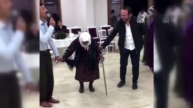 105'lik nine düğünde bastonuyla halay çekti 105'lik nine düğünde bastonuyla halay çekti