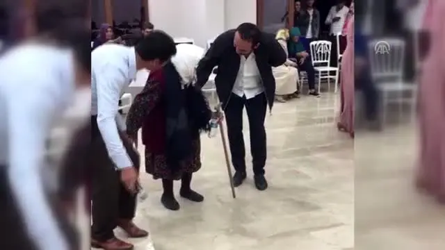 105'lik nine düğünde bastonuyla halay çekti 105'lik nine düğünde bastonuyla halay çekti