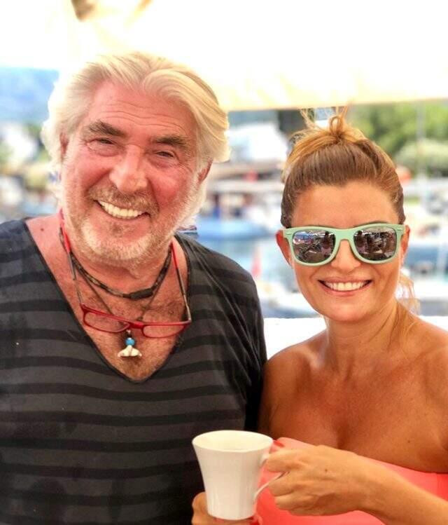 6 aylık hamile olan sunucu Ece Vahapoğlu plajda fenalaştı